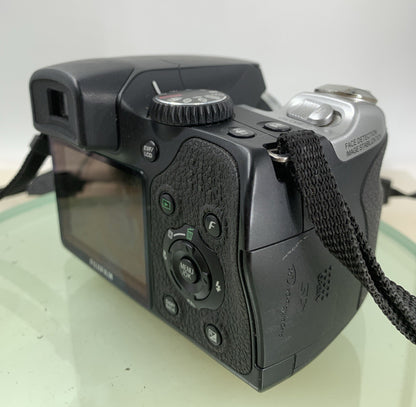Fujifilm FINEPIX S8100fd 10.0mp 18x Camera Black + 1GB SD CARD TESTED - 1296