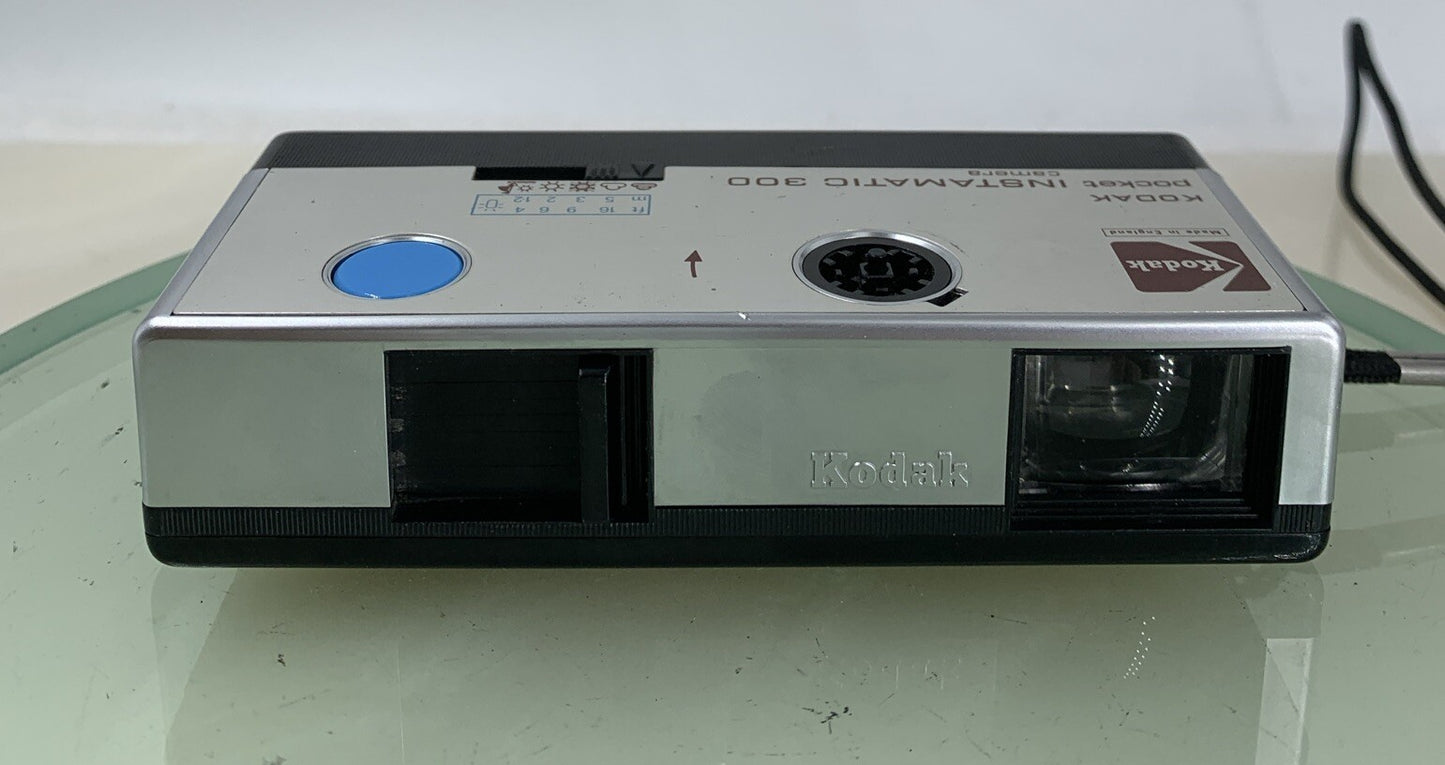 VINTAGE KODAK POCKET INSTAMATIC 300 CAMERA SILVER WORKING AND TESTED - 1351