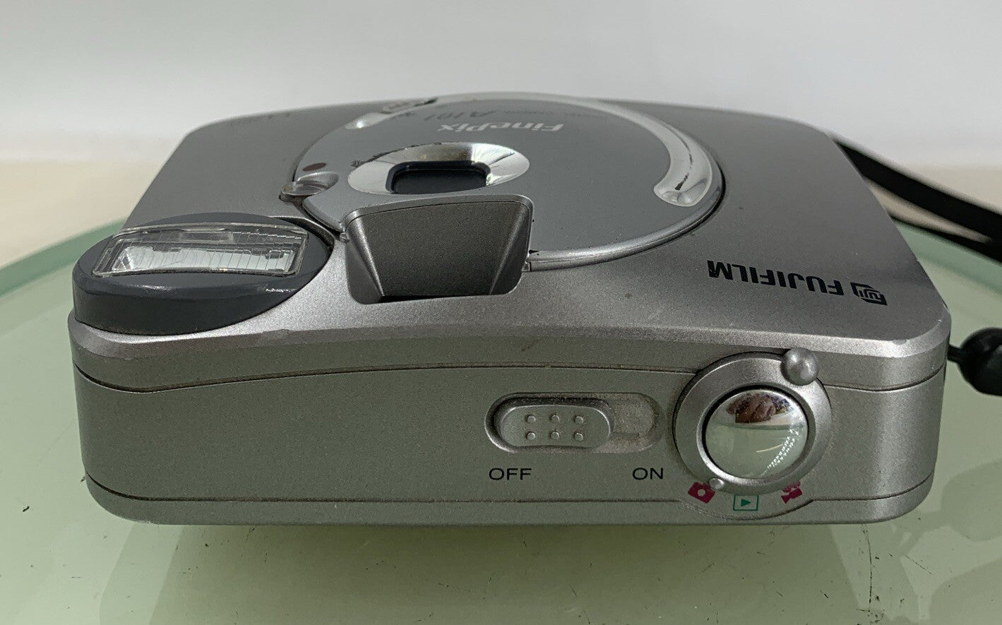 Fujifilm FinePix A101 1.3MP Digital Camera SILVER NO CARD NO CHARGER TESTED - 597
