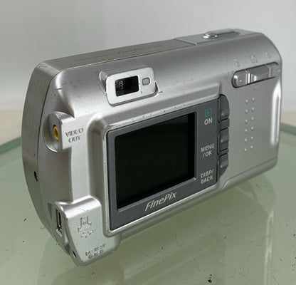 Fujifilm FinePix A340 4.0MP Compact Digital Camera Silver NO CARD TESTED - 5444