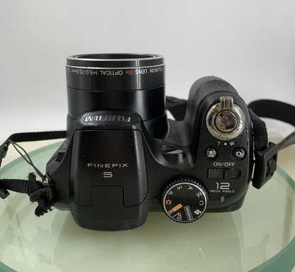 Fujifilm FinePix S1600 12.2MP COMPACT DIGITAL CAMERA BLACK + WIRE TESTED - 9255