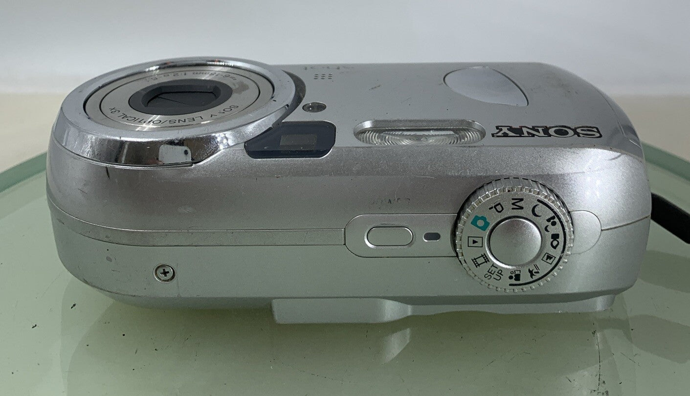 Sony Cybershot DSC-P12 5.0MP COMPACT DIGITAL CAMERA NO CARD SILVER TESTED - 1507
