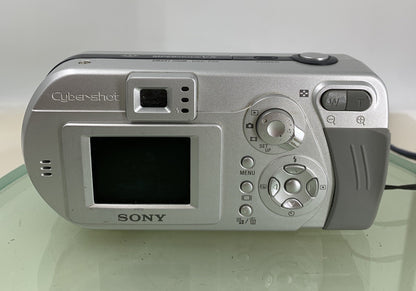 Digital Sony Cyber-Shot DSC-P52 3.2 megapixels SILVER Vintage - TESTED - 8324