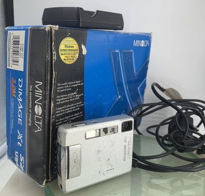 KONIKA MINOLTA DIMAGE XT CAMERA SILVER WITH BOX AND CHARGER - TESTED - 2930