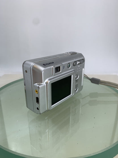 Fujifilm COMPACT Digital Camera FinePix A500 5.1MP SILVER + WIRE  TESTED - 825