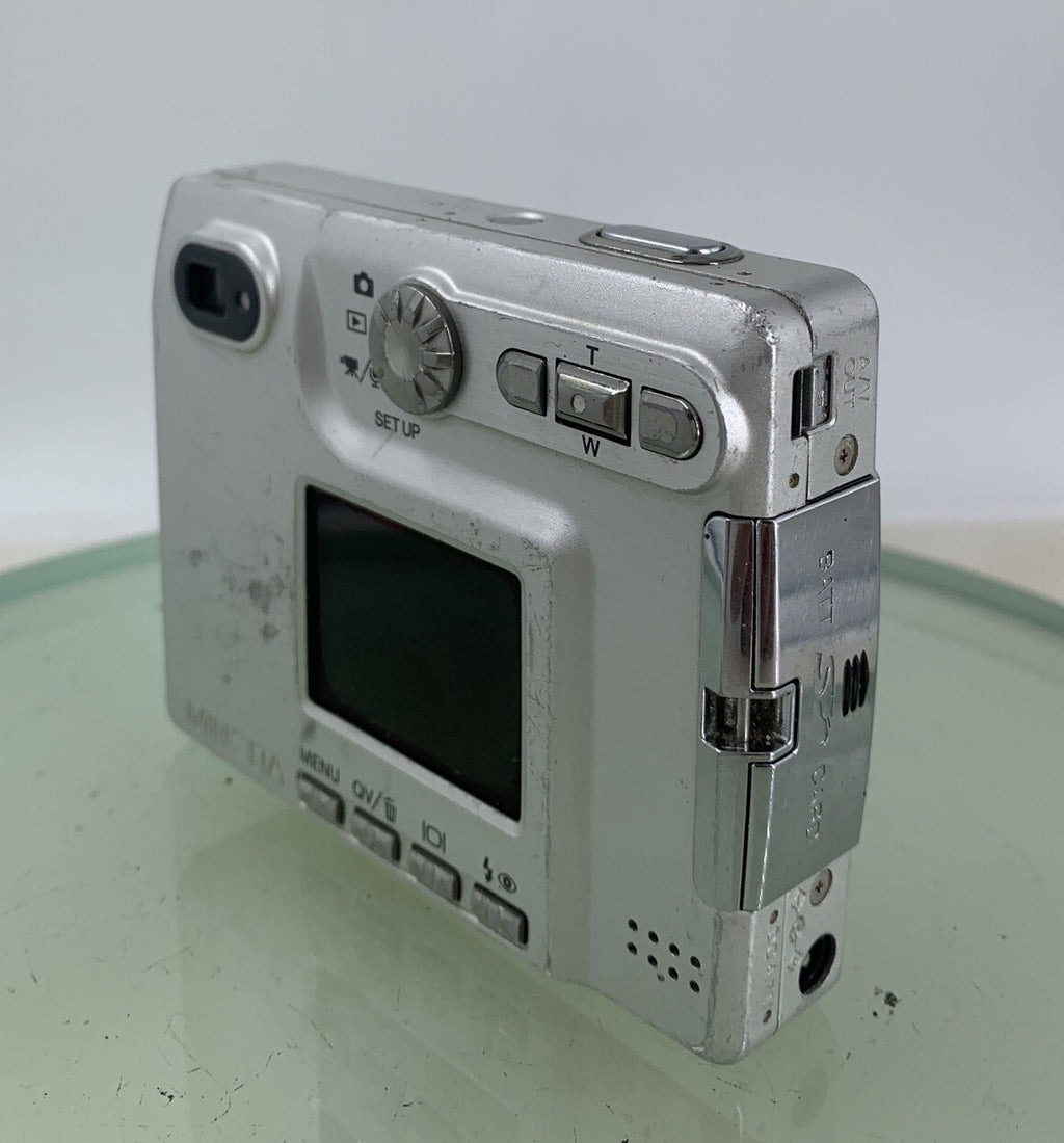 KONIKA MINOLTA DIMAGE XT CAMERA SILVER WITH BOX AND CHARGER - TESTED - 2936