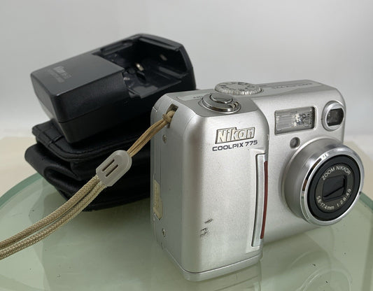 Vintage NIKON COOLPIX 775 2.0MP Digital Camera + CHARGER + COVER TESTED - 740