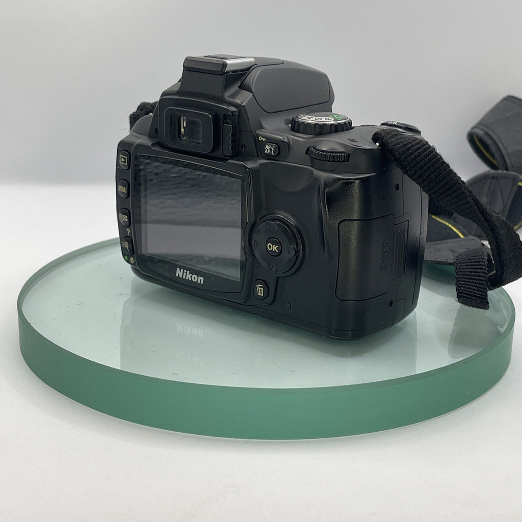 Nikon D40 Digital SLR Camera - Black, TESTED Body only with charger, battery #886