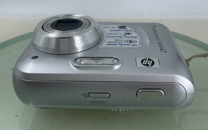 HP Photosmart M447 5.0MP Compact Digital Camera NO CARD SILVER TESTED - 2317