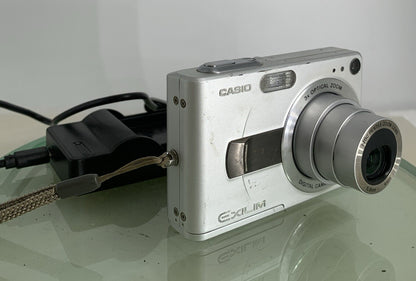 Casio Exilim EX-Z30 COMPACT DIGITAL CAMERA SILVER + CHARGER - TESTED - 9890