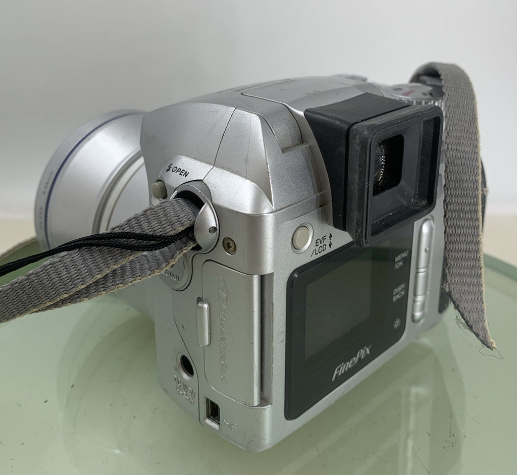 Fujifilm FINEPIX S3500 4.0MP COMPACT DIGITAL CAMERA SILVER NO CARD TESTED - 3494