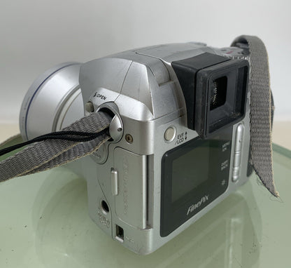 Fujifilm FINEPIX S3500 4.0MP COMPACT DIGITAL CAMERA SILVER NO CARD TESTED - 3494
