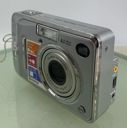 Fujifilm FINEPIX A400 COMPACT DIGITAL CAMERA SILVER 4.1 MP NO CARD- TESTED-3332