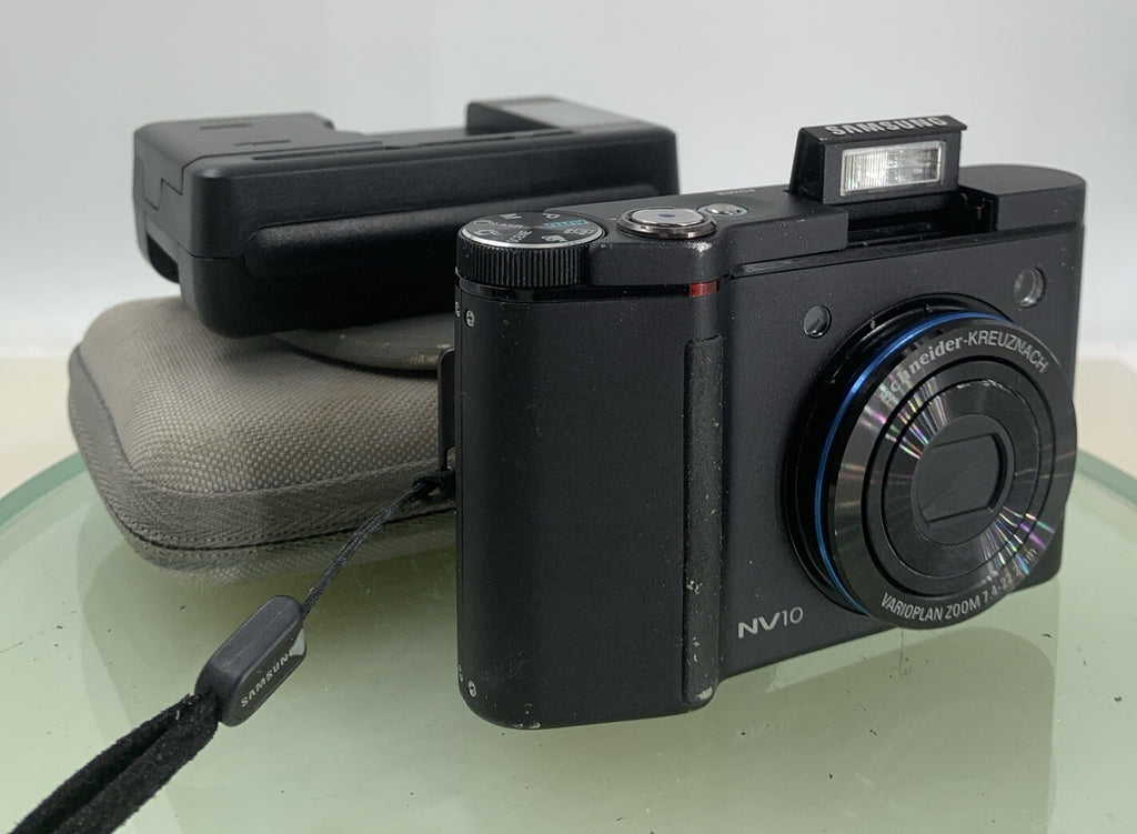 SAMSUNG NV10 DIGITAL CAMERA BLACK + CHARGER + COVER NO CARD TESTED - 4580
