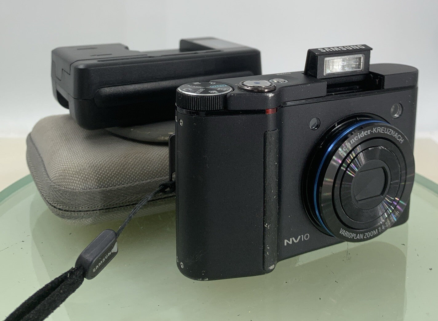 SAMSUNG NV10 DIGITAL CAMERA BLACK + CHARGER + COVER NO CARD TESTED - 4580