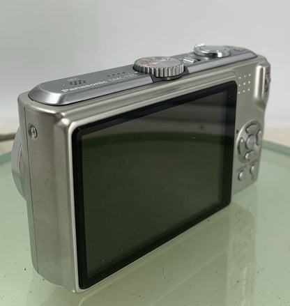 Panasonic Lumix DMC-TZ5 10x Zoom DIGITAL CAMERA NO CHARGER NO CARD TESTED - 2514