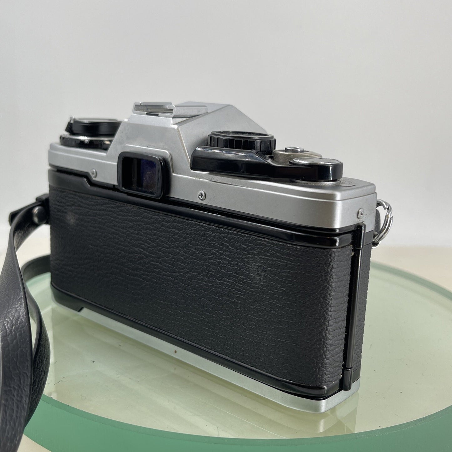 Olympus OM10 35mm Film SLR Manual Camera + Olympus 50/1.8 Zuiko Lens - Silver6095