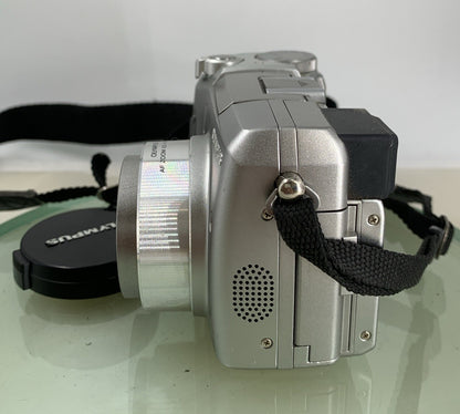 Olympus C-750 Ultra Zoom Digital Compact Camera 4MP SILVER NO CARD TESTED - 233