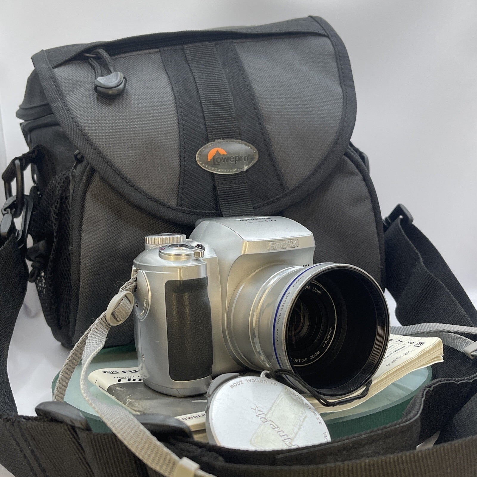 FUJI Fujifilm FinePix S304 DIGITAL CAMERA 3.2 MP LCD SCREEN, BAG, 1GB XD CARD0
