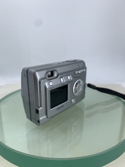 Fujifilm FinePix A203 2.0MP Digital Compact Camera WITH COVER SILVER TESTED - 935