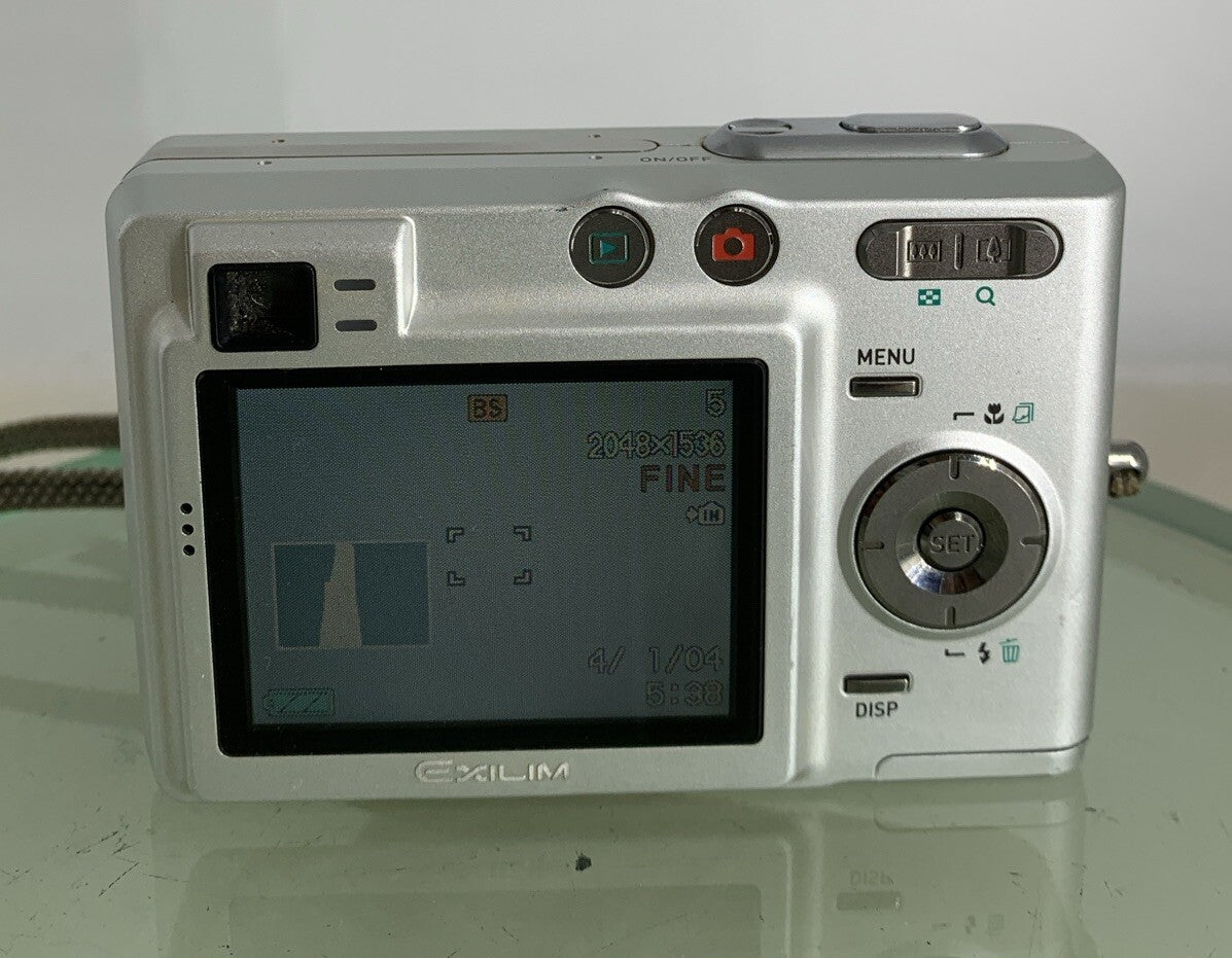 Casio Exilim EX-Z30 COMPACT DIGITAL CAMERA SILVER + CHARGER - TESTED - 9895