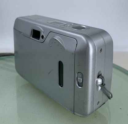 Fujifilm FinePix S AUTOFOCUS COMPACT DIGITAL CAMERA SILVER NO CARD TESTED - 6766
