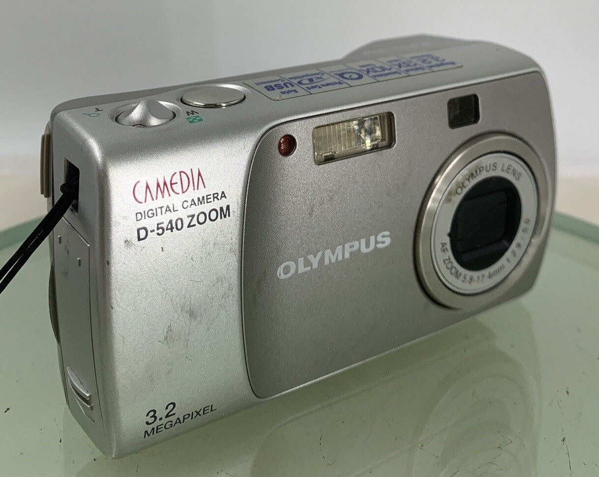 Olympus Digital Camera Camedia D-540 Zoom 3.2MP SILVER NO CHARGER TESTED - 2410