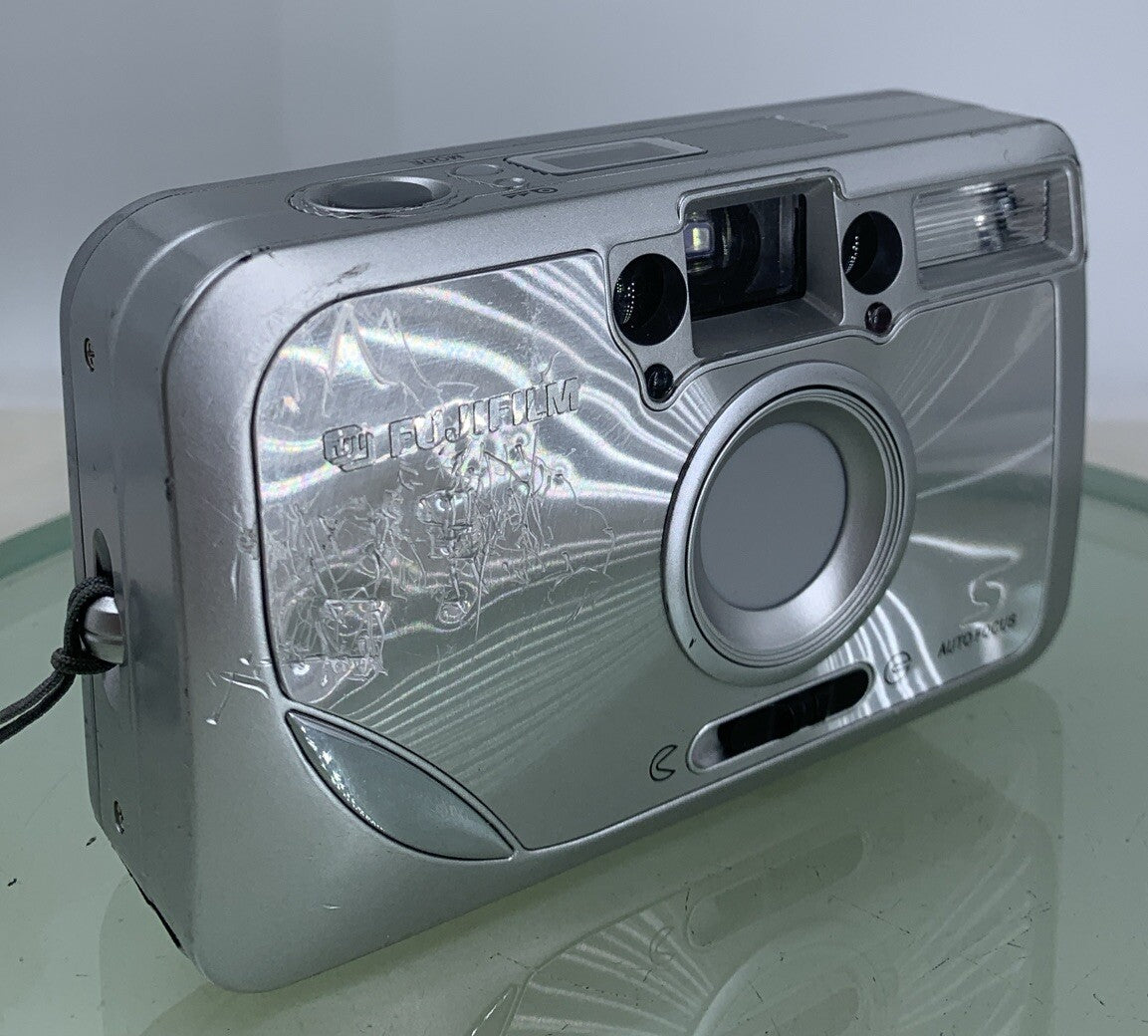 Fujifilm FinePix S AUTOFOCUS COMPACT DIGITAL CAMERA SILVER NO CARD TESTED - 6760