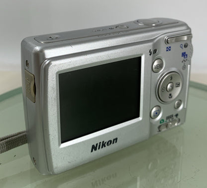 Nikon Digital Camera Coolpix L10 5.0MP NO CARD NO CHARGER SILVER TESTED - 7704