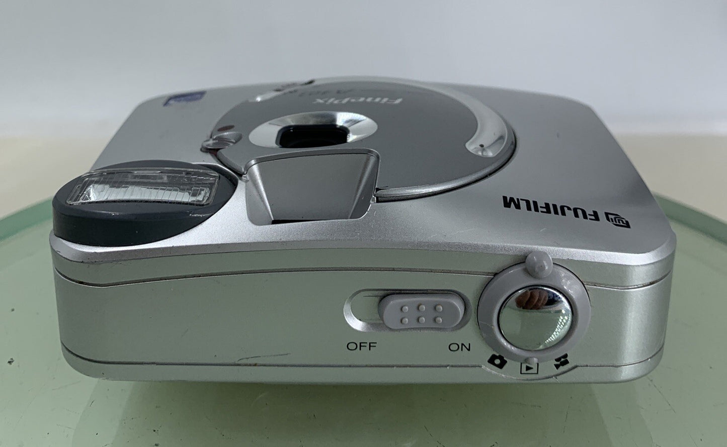 FUJIFILM FINEPIX A403 2.1MP DIGITAL CAMERA WITHOUT SD CARD NO CHARGER TESTED-2048