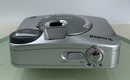 FUJIFILM FINEPIX A403 2.1MP DIGITAL CAMERA WITHOUT SD CARD NO CHARGER TESTED-2048