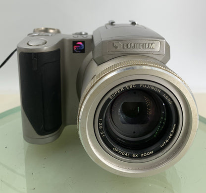Fujifilm Finepix 4900 6x Zoom SILVER DIGITAL CAMERA NO CHARGER TESTED - 3181