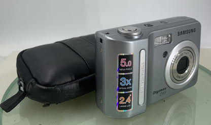 Samsung Digimax D53 5.0 MP WITH COVER Digital Camera Silver - TESTED - 2620