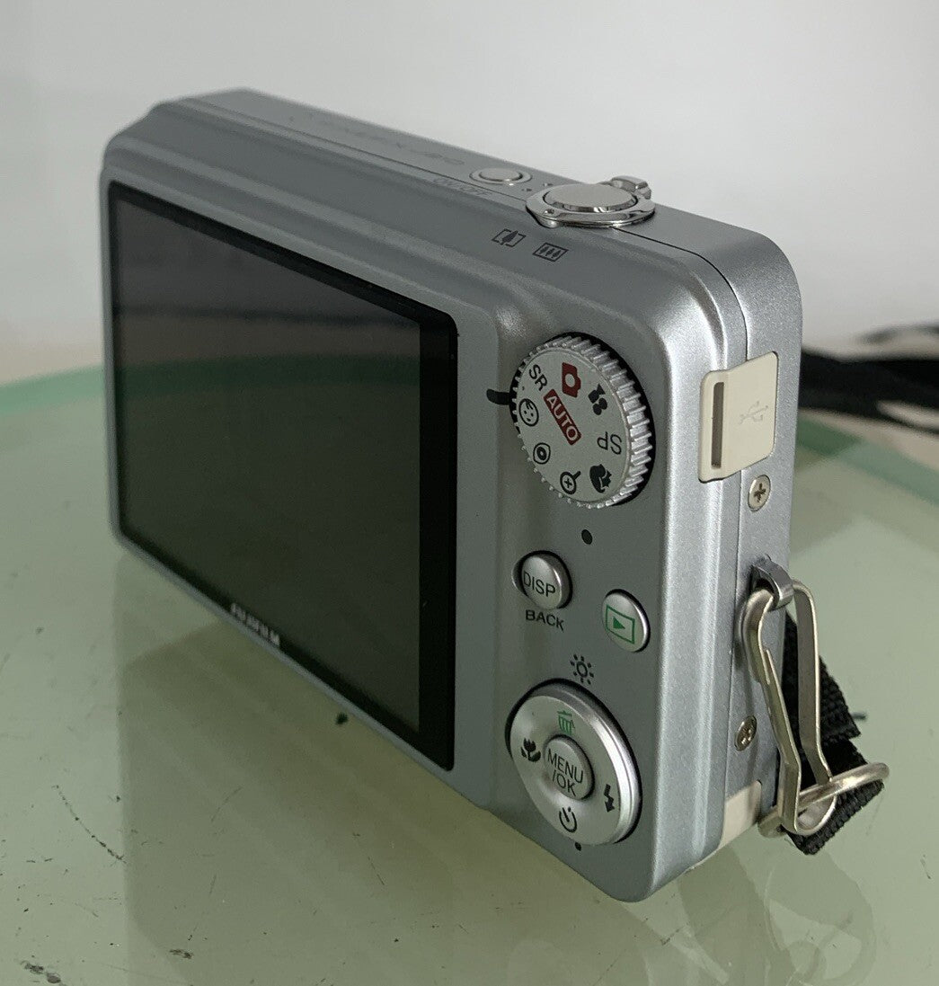 Fujifilm Digital Camera FinePix J210 SILVER+ CHARGER + WIRE+4GB CARD TESTED- 9836