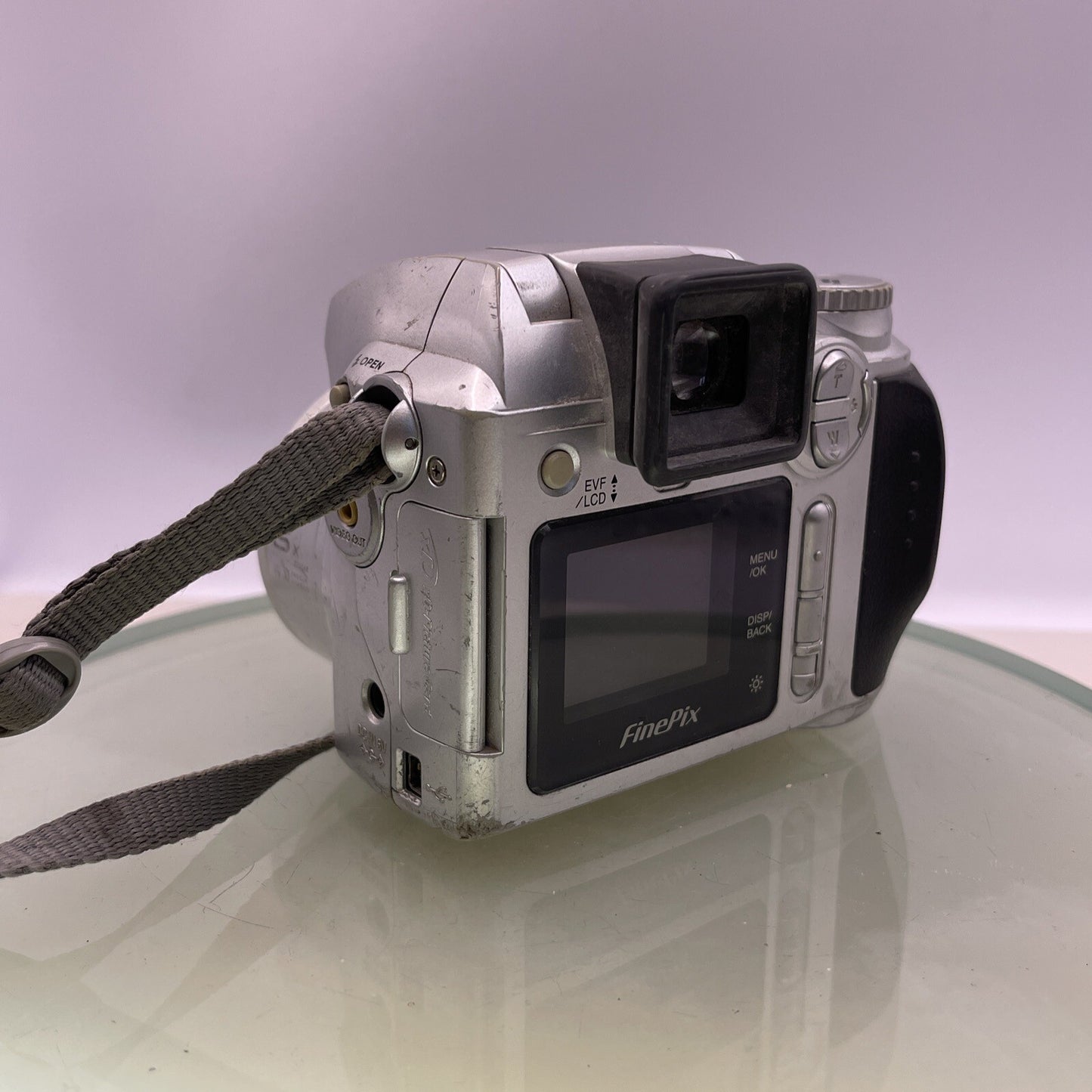 Fuji Finepix S3500 4mp Digital Camera- Silver Takes AA Tested Poor Body #6893