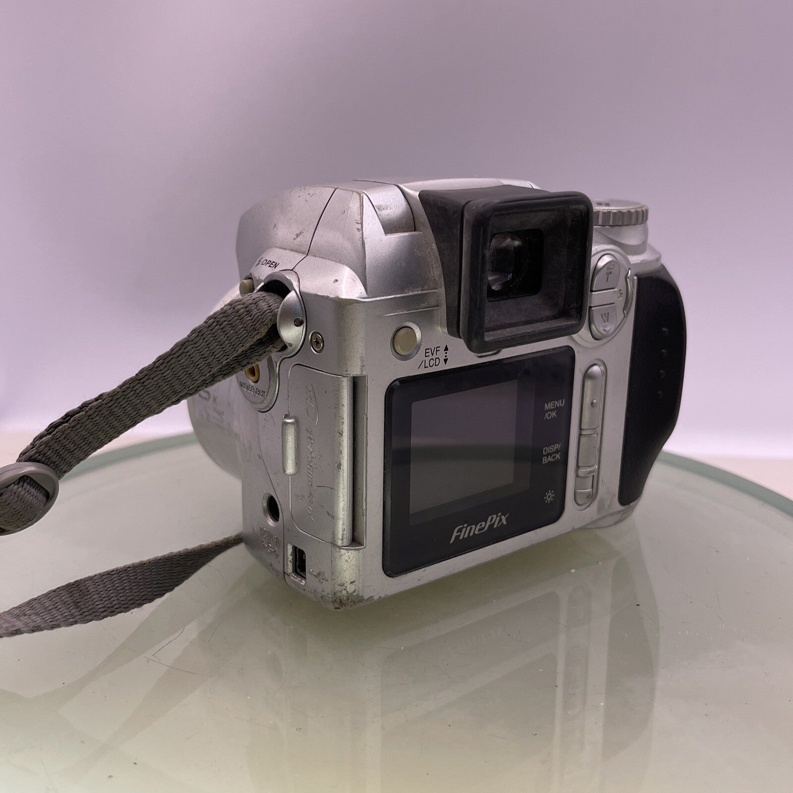 Fuji Finepix S3500 4mp Digital Camera- Silver Takes AA Tested Poor Body #6893