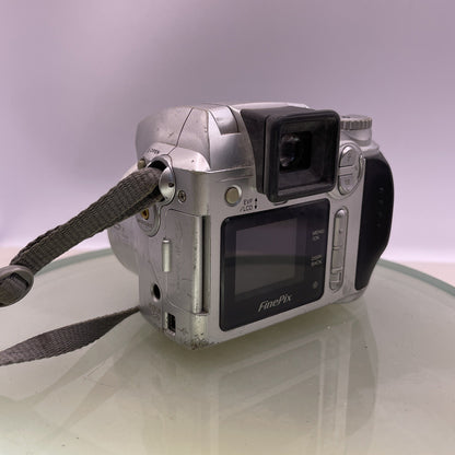 Fuji Finepix S3500 4mp Digital Camera- Silver Takes AA Tested Poor Body #6893