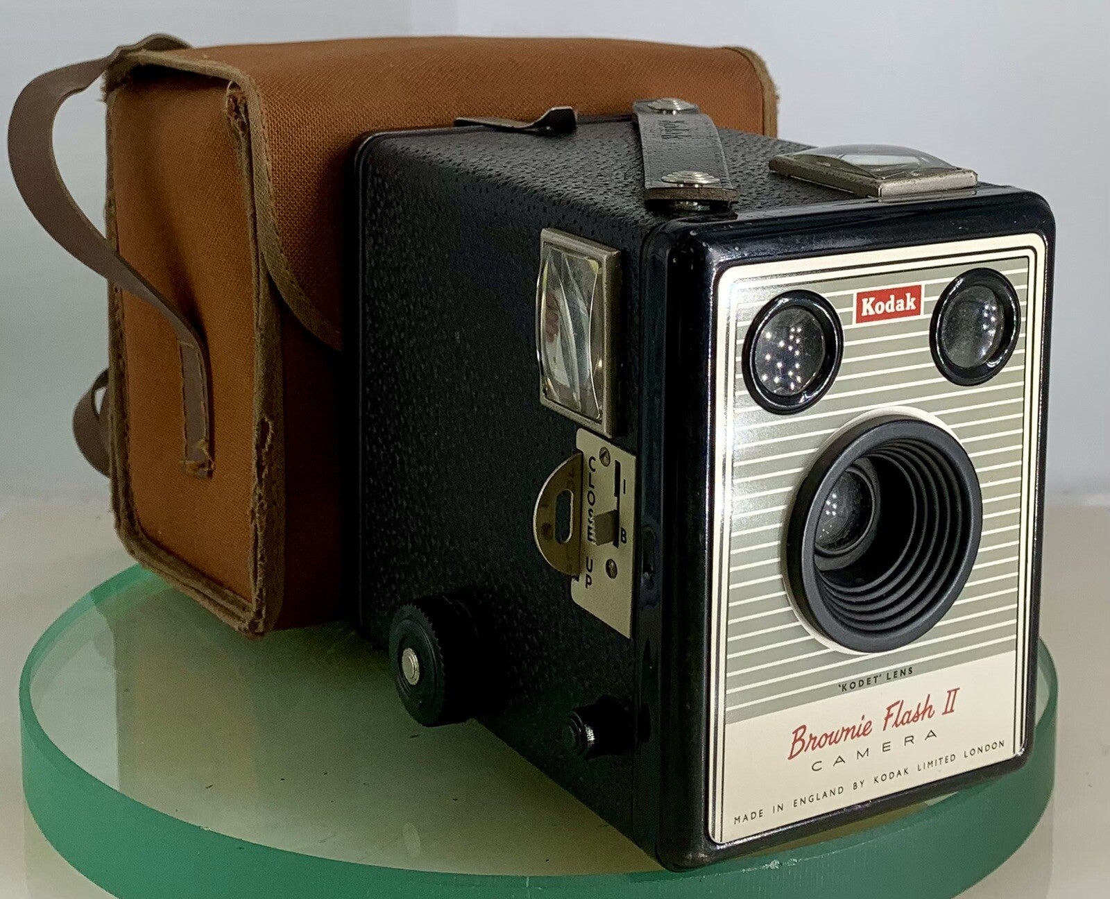 VINTAGE - KODAK - BROWNIE FLASH 2  BOX CAMERA-1950s-MADE IN ENGLAND+CASE#3490