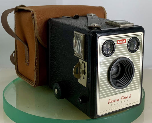 VINTAGE - KODAK - BROWNIE FLASH 2  BOX CAMERA-1950s-MADE IN ENGLAND+CASE#3490