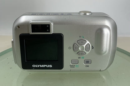 Olympus Camedia C-160 Digital Camera SILVER NO CHARGER NO CARD TESTED - 5365
