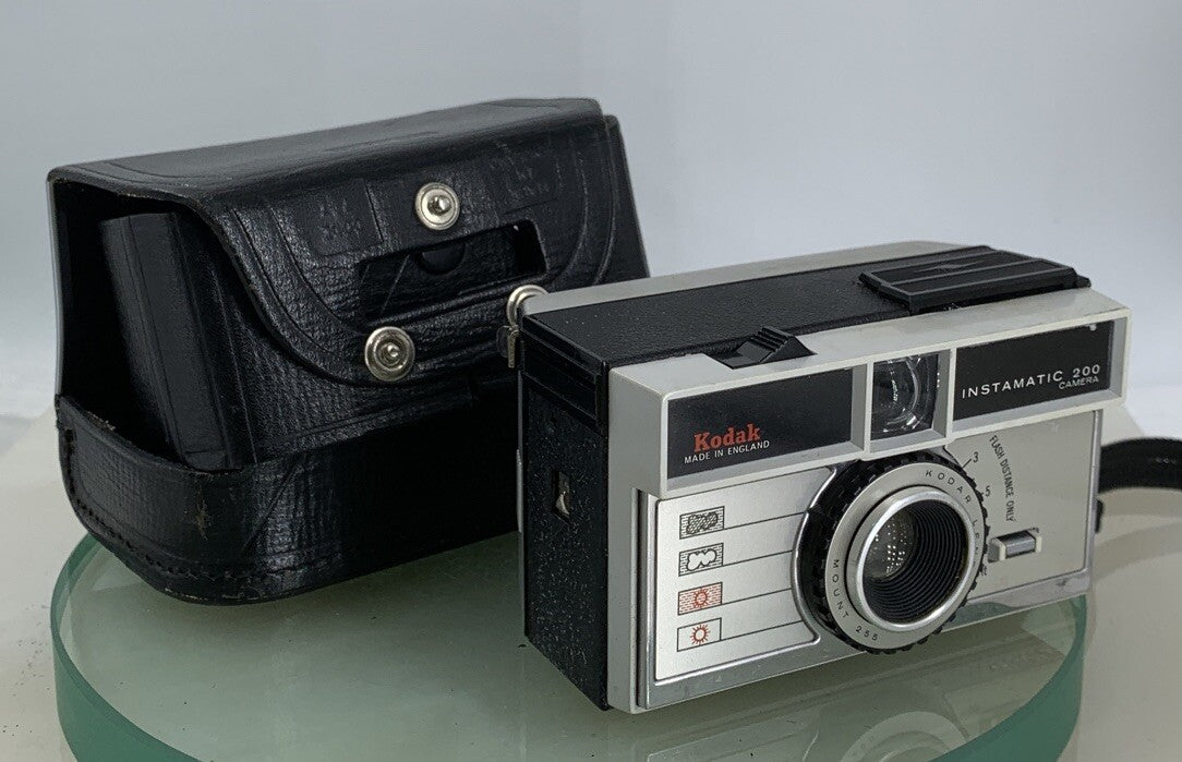 Kodak INSTAMATIC 200 VINTAGE FILM CAMERA WITH BLACK LEATHER CASE TESTED - 4120