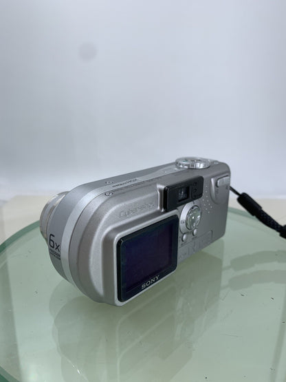 SONY Cybershot DSC-P9 Digital Camera SILVER 4MP + CHARGER + WIRE TESTED - 6805