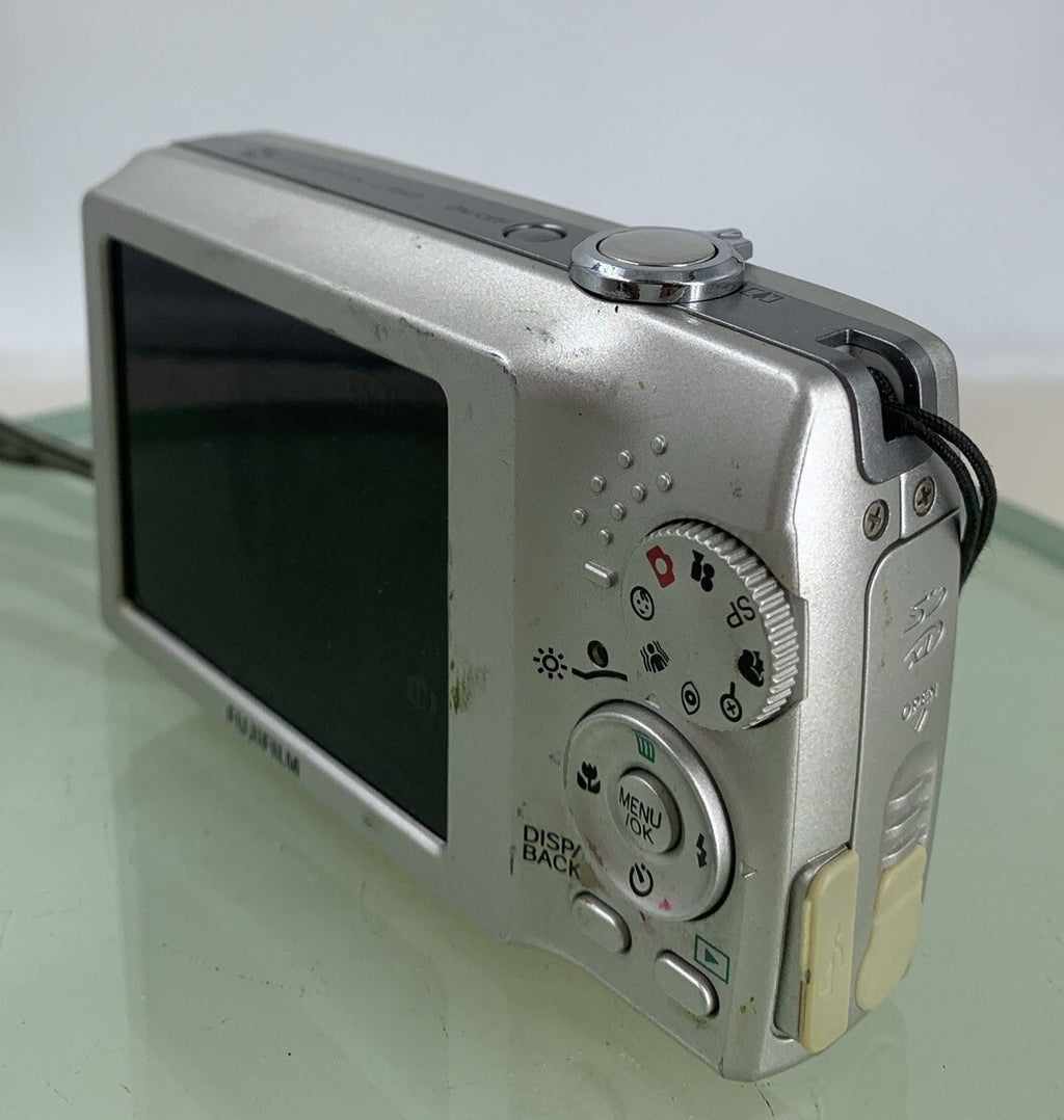 Fujifilm Digital Camera FinePix J50 8.2MP + CHARGER + COVER SILVER TESTED - 3636
