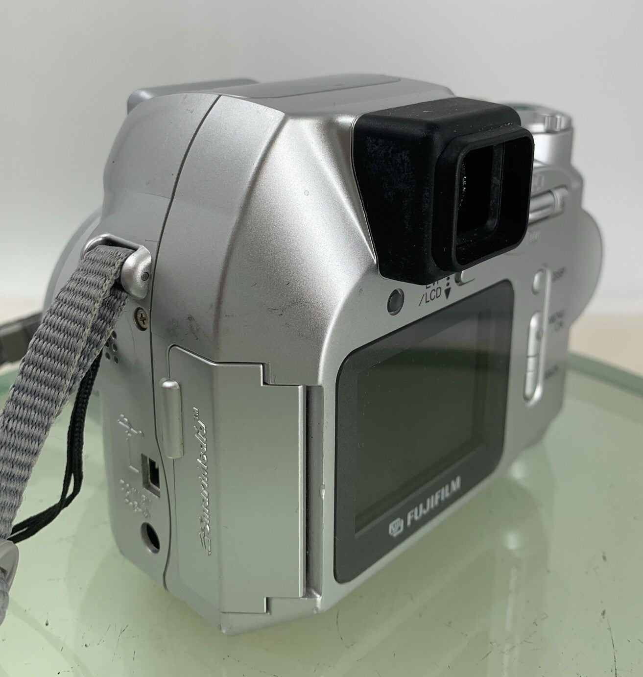 Fujifilm FinePix 2800 Zoom 2.0MP Compact Digital Camera NO CARD TESTED - 2504