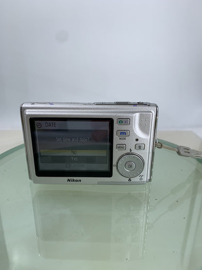 Nikon S5 COMPACT DIGITAL CAMERA SILVER 6.0 MP NO CARD NO CHARGER TESTED - 6813