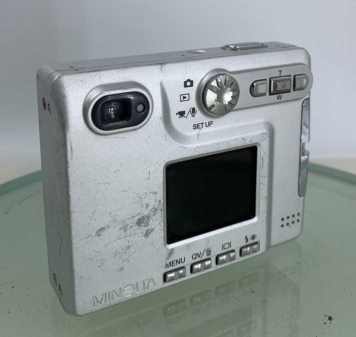 KONIKA MINOLTA DIMAGE XT CAMERA SILVER WITH BOX AND CHARGER - TESTED - 2934