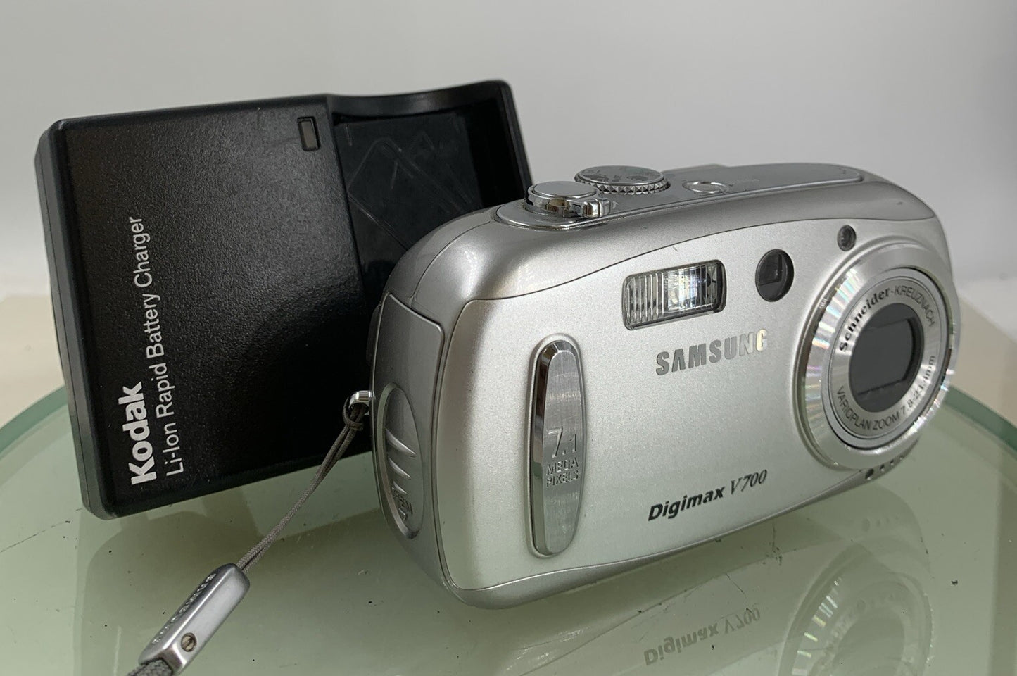 Samsung Digimax V700 7.1MP COMPACT DIGITAL CAMERA SILVER +CHARGER TESTED - 2290