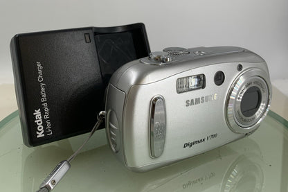 Samsung Digimax V700 7.1MP COMPACT DIGITAL CAMERA SILVER +CHARGER TESTED - 2290