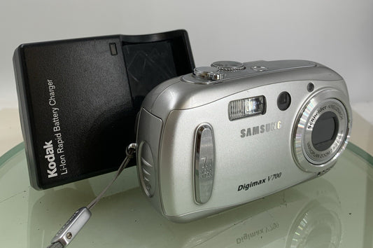 Samsung Digimax V700 7.1MP COMPACT DIGITAL CAMERA SILVER +CHARGER TESTED - 2290