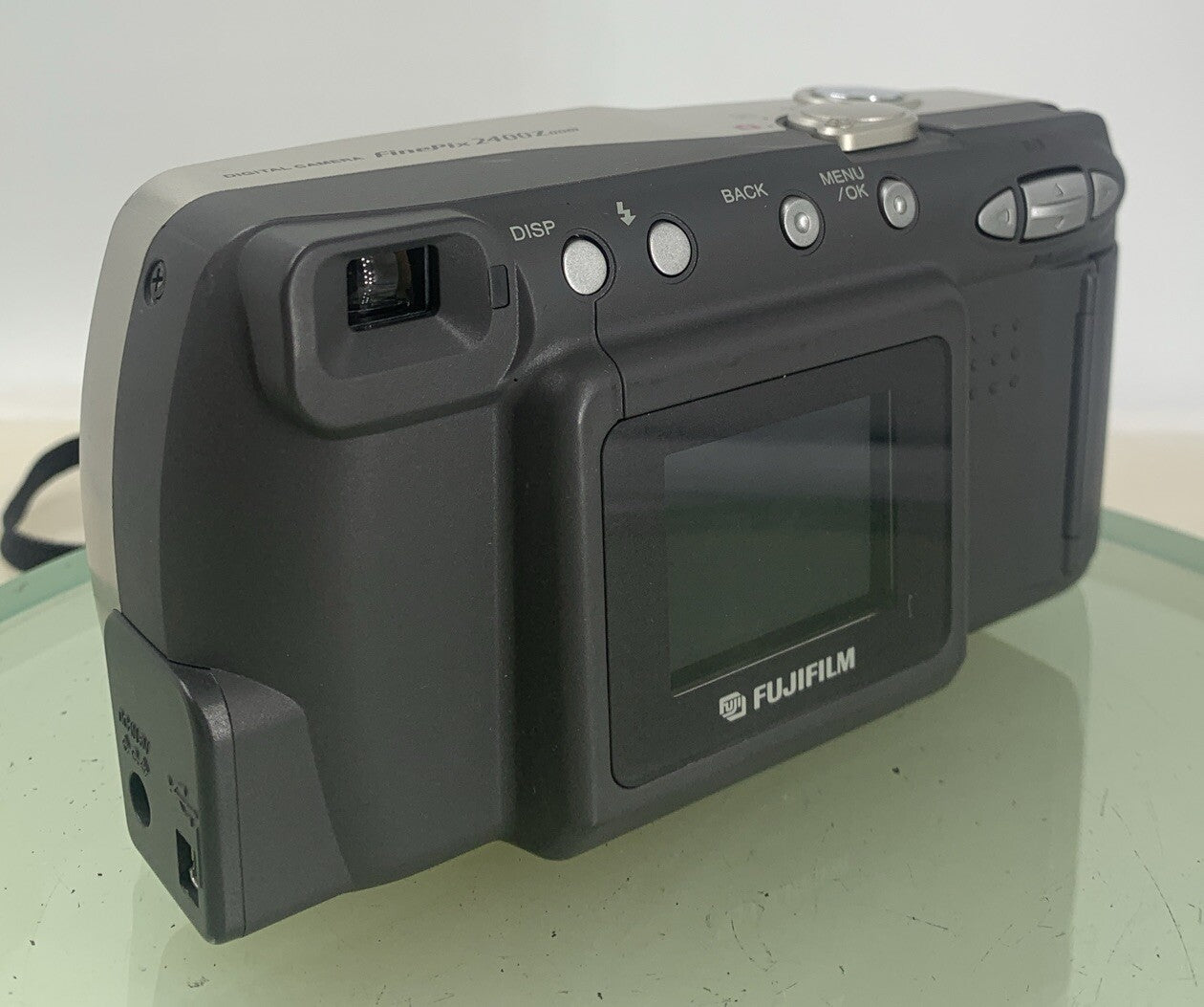 Fujifilm FinePix 2400 Zoom 2.1MP Compact Digital CAMERA+WIRE SILVER TESTED - 1344